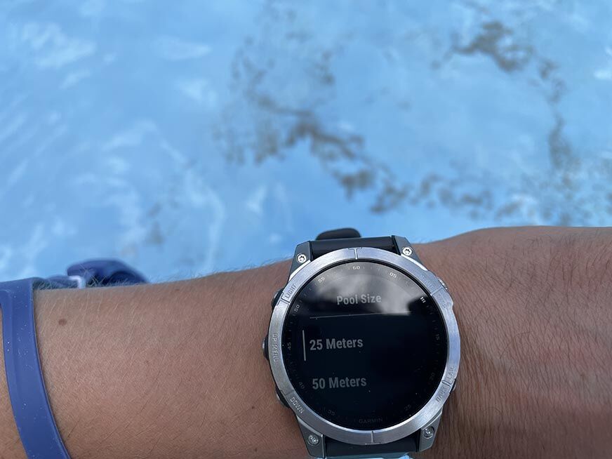 Часы Garmin Fenix 7 во время плавания. 